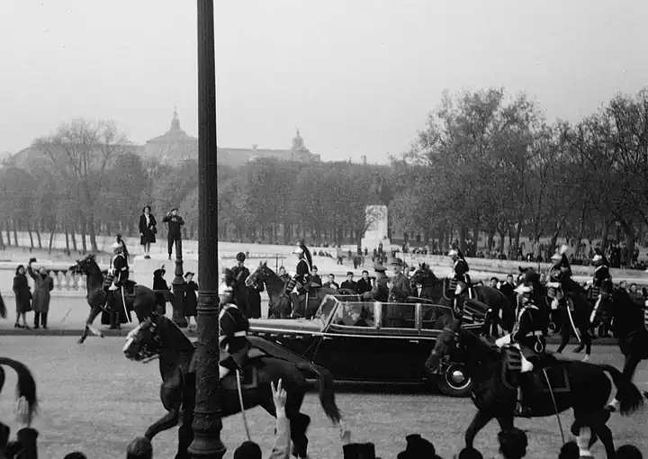 Portraits historiques de Charles de Gaulle et Winston Churchill