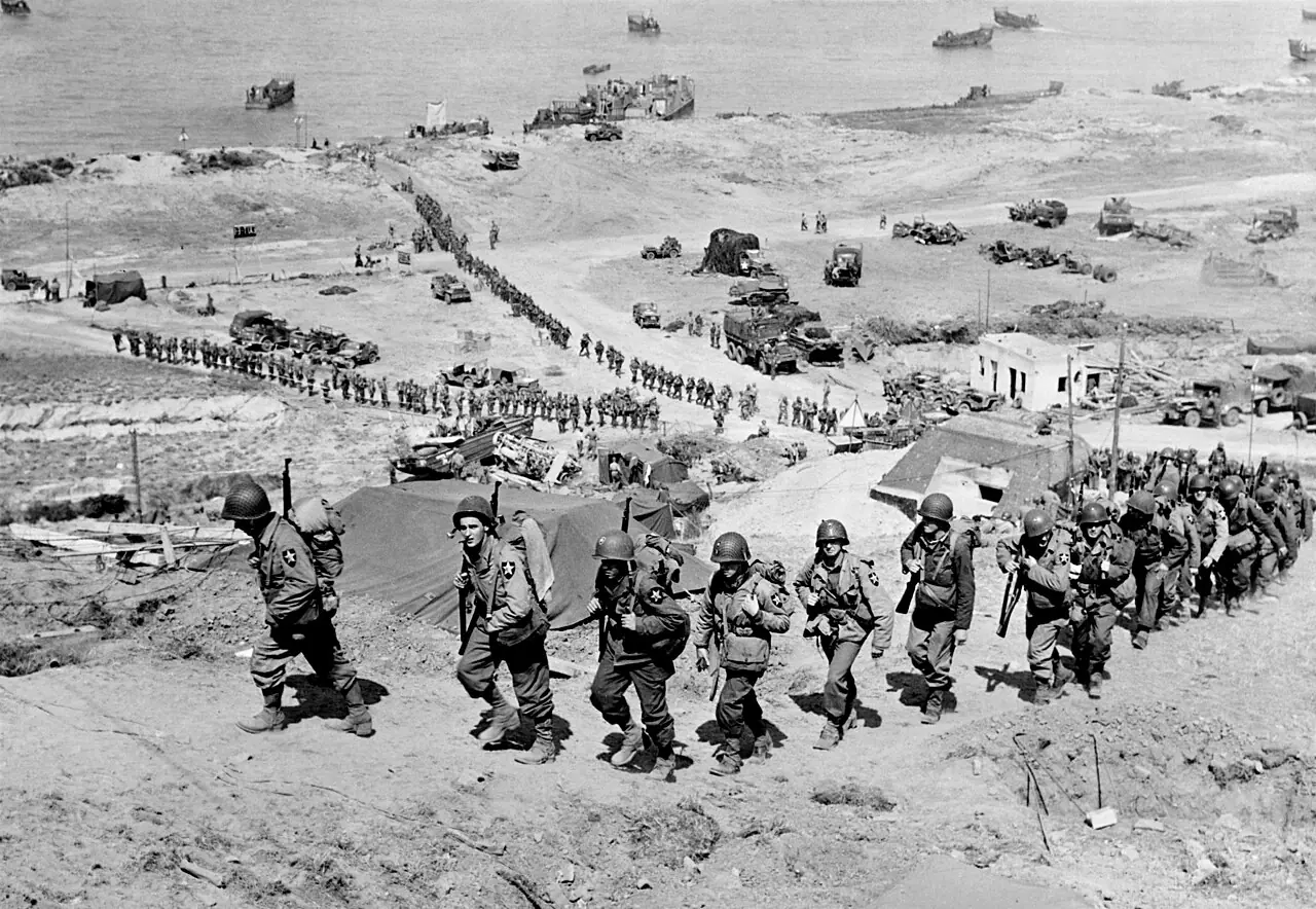 Soldats alliés débarquant sur une plage de Normandie