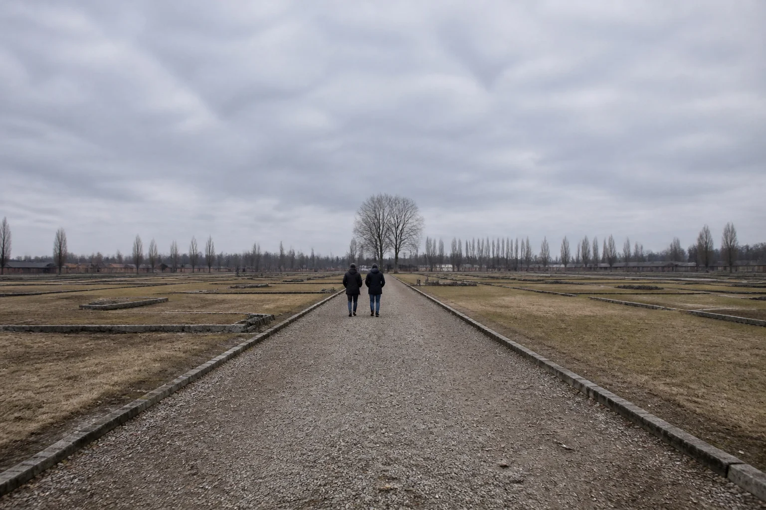 Chemin memoriel sous ciel couvert