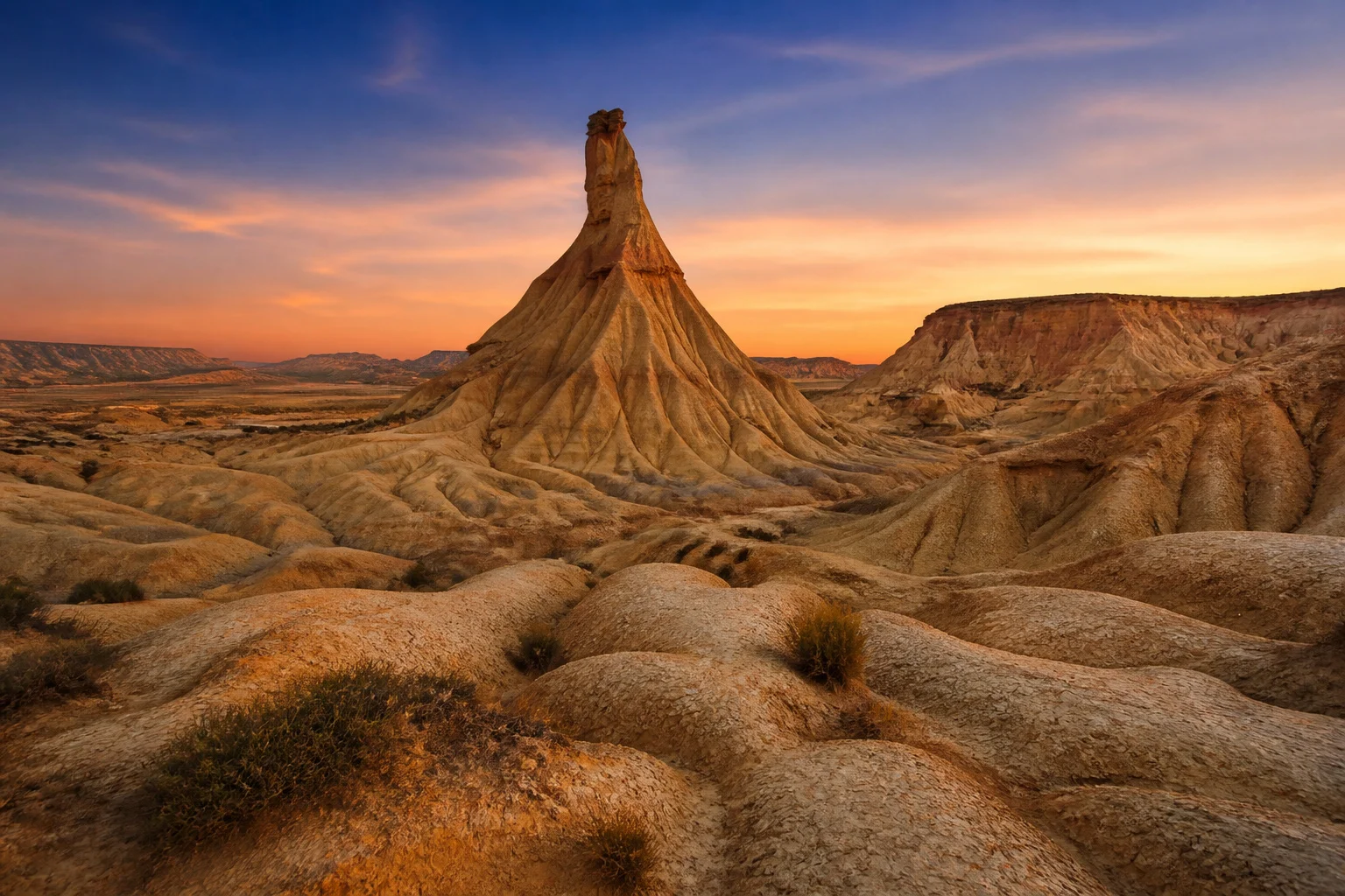 Desert des bardenas reales au crepuscule