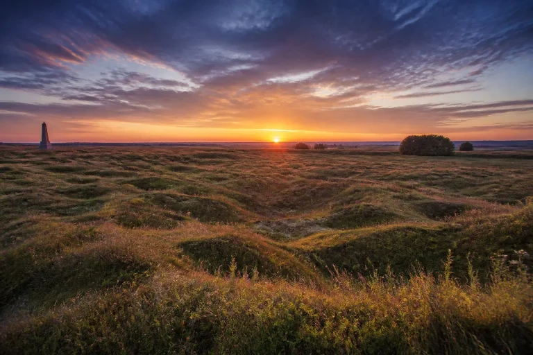 Paysage du champ de bataille de la somme au soleil couchant
