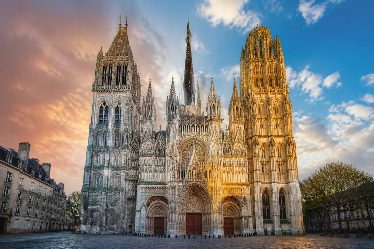 Cathedrale de rouen sous la lumiere changeante